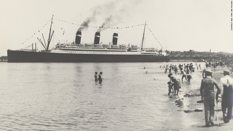 Zicht op de 'Belgenland' vanop het strand van Sint-Anneke