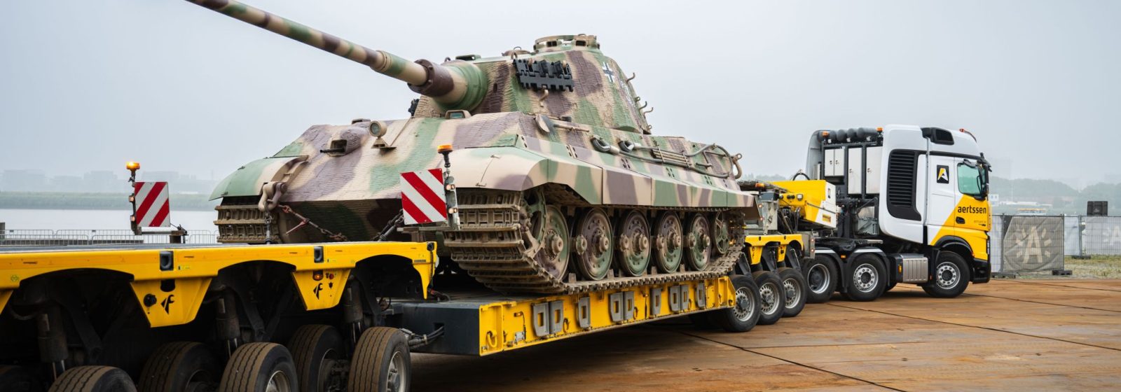 Aertssen Transport bracht 13 militaire voertuigen naar de Bevrijdingsfeesten in Antwerpen