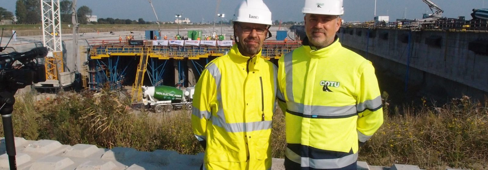 Gert Osselaer en Raymond de Kroon op de werf van de Scheldetunnel in Zeebrugge