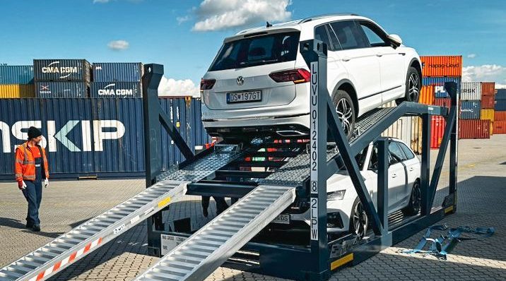 De Car Carrier Container kan twee auto's laden.