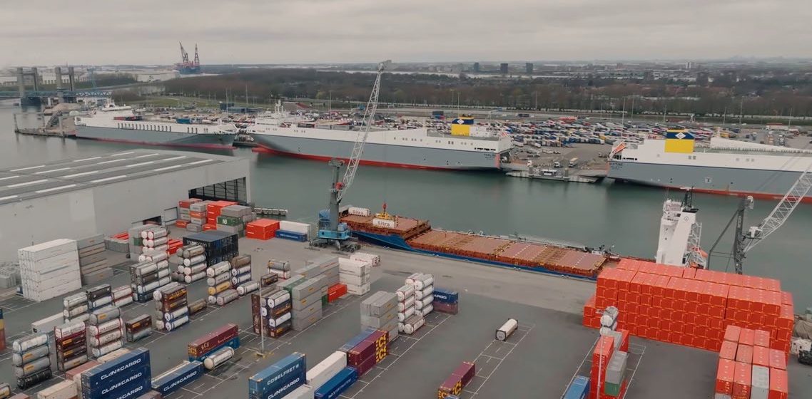 Terminal Distriport in Rotterdam met vooraan een loloschip en achteraan roroschepen