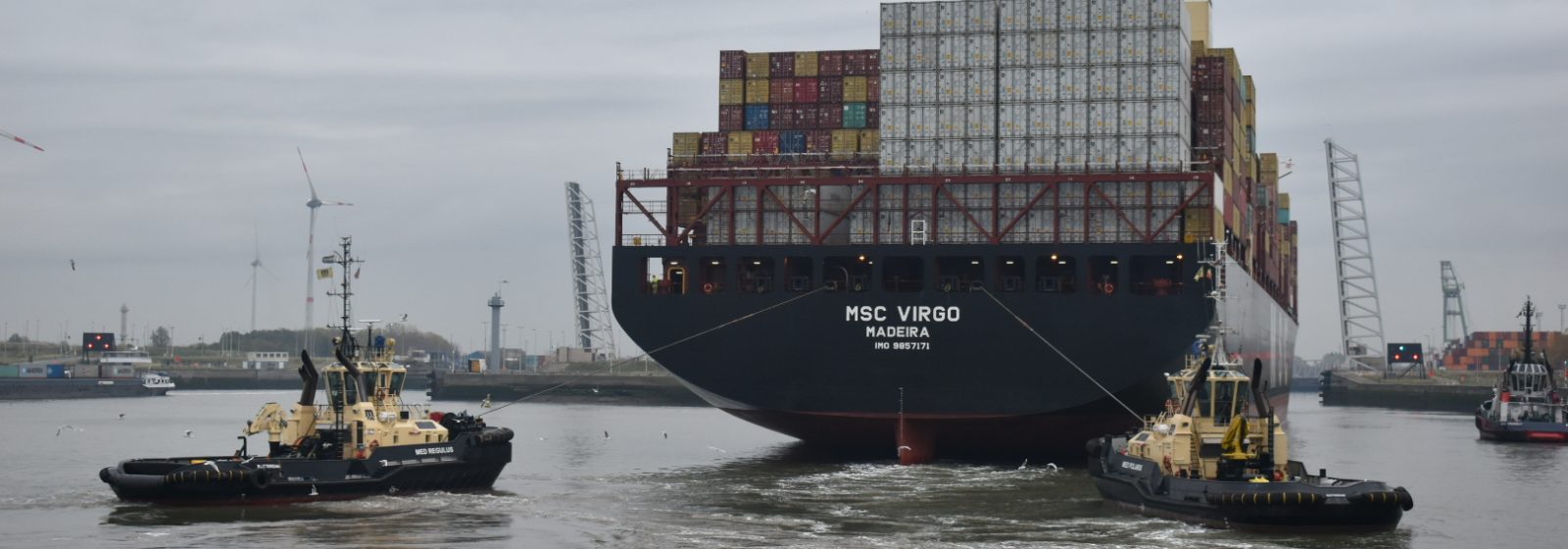 De ‘MSC Virgo’ (15.000 teu) bij het invaren van de Berendrechtsluis.