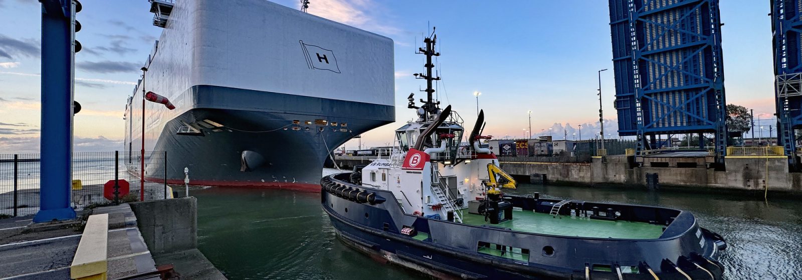 Autoschip 'Höegh Aurora' in Zeebrugge