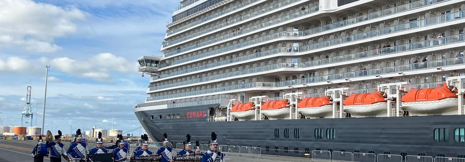 Cruiseschip 'Queen Anne' in Zeebrugge