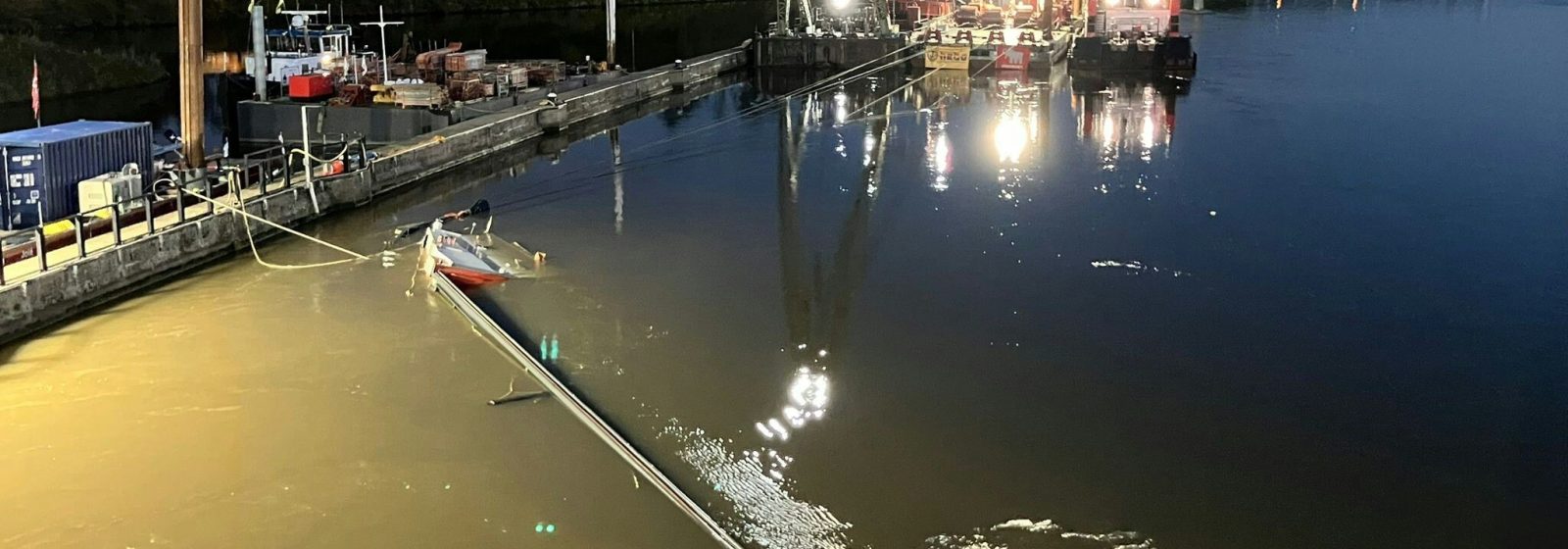 Het binnenschip 'Humadivi' werd losgetrokken van de stuw.