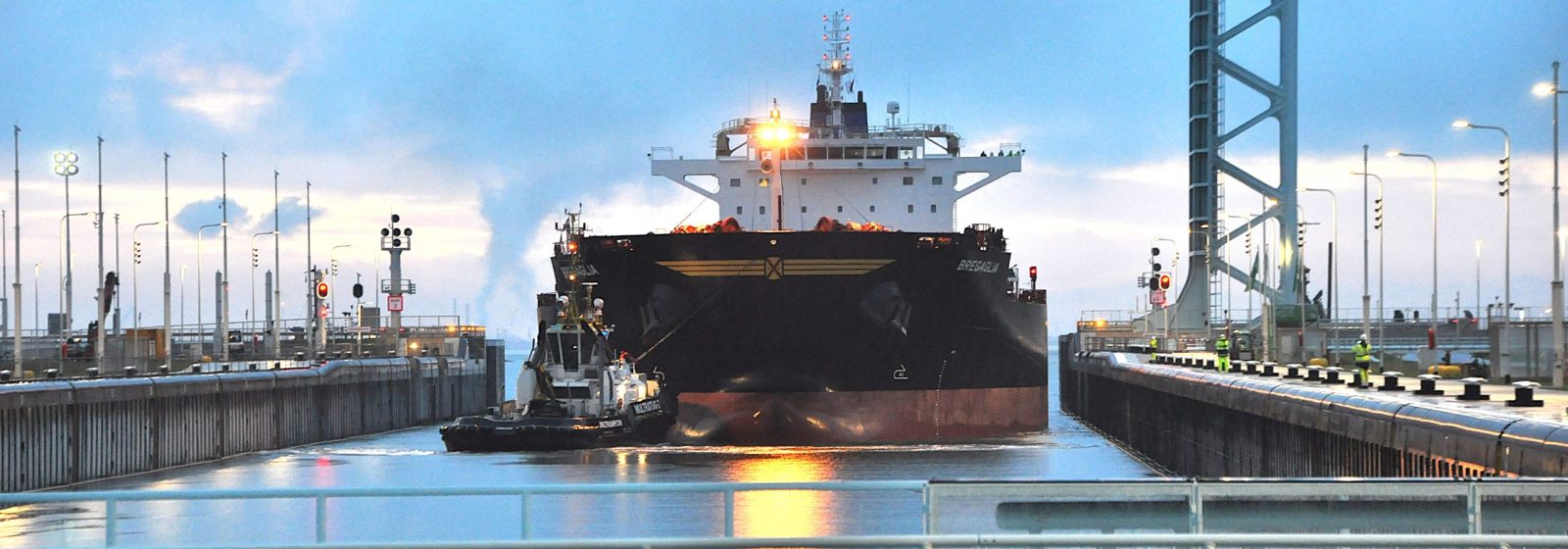 Eerste zeeschip bij Nieuwe Sluis Terneuzen