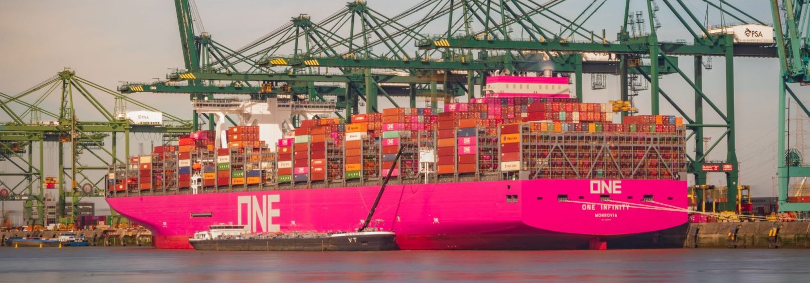 Het megamaxschip ‘ONE Infinity’ ligt aan de kade van Noordzee Terminal in Antwerpen.