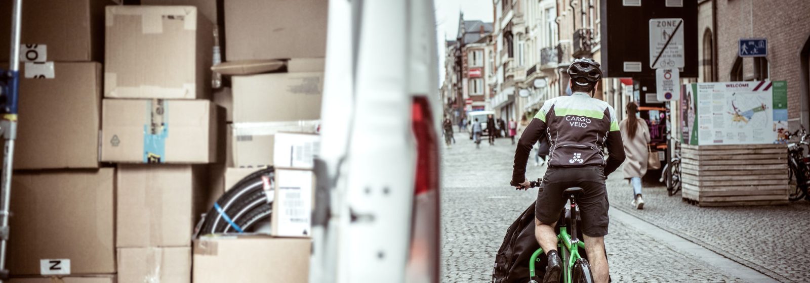 Een fietskoerier van Cargo Velo